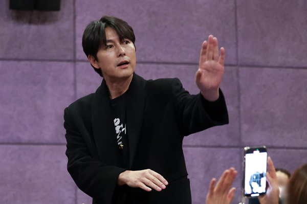 배우 정우성의 미담이 전해져 눈길을 끌고 있다. 지난 3일 서울 CGV 왕십리에서 진행된 영화 '서울의 봄' 무대인사에 참석한 정우성. /사진=뉴스1