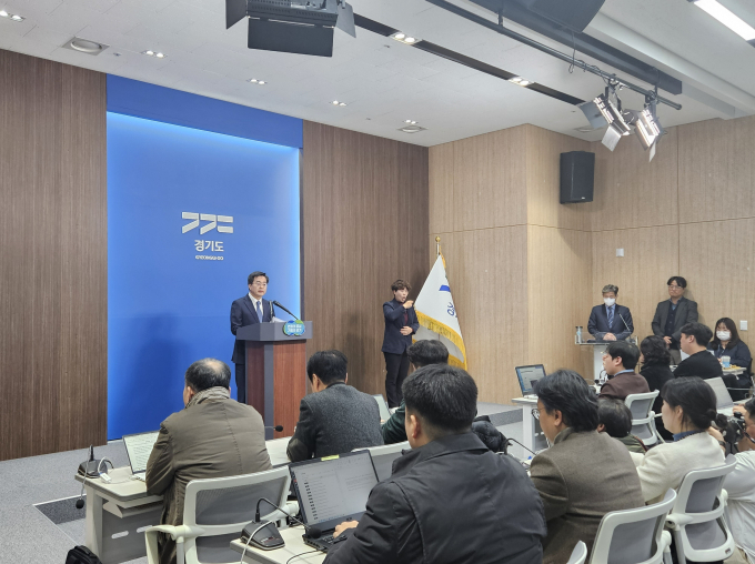 수원지검 공공수사부(부장검사 김동희)는 4일 오전 경기 수원·의정부시에 있는 남·북부 청사에 40여명의 수사관을 보내 관련 자료 확보에 나선 가운데 이날 오후 2시 50분 경 김동연 지사가 기자회견을 가졌다. / 사진=김동우 기자   