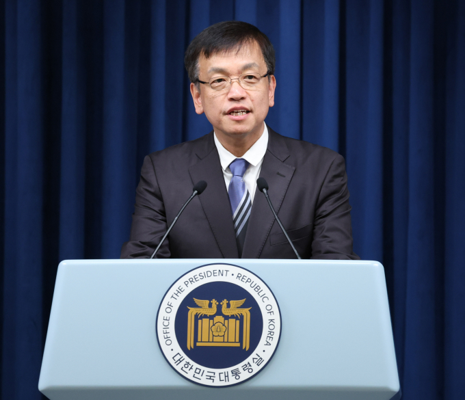 윤석열 대통령이 4일 최상목 전 대통령실 경제수석을 경제부총리겸 기획재정부 장관 후보로 지명했다. 사진은 최 후보자가 4일 용산 대통령실 청사에서 열린 김대기 비서실장의 정무직 공직자 인선 브리핑에서 소감을 밝히고 있는 모습. /사진=뉴시스