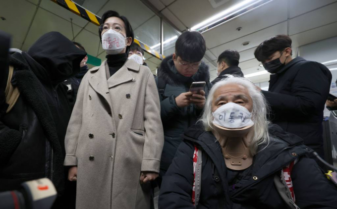 매년 12월3일은 세계장애인의 날이다. 지난 3일 전국장애인차별철폐연대의 지하철 선전전은 3년차에 접어들었다. 사진은 지난 1일 서울지하철 4호선 혜화역에서 장애인 이동권 보장을 촉구하기 위해 승강장으로 진입을 시도하는 전장연. /사진= 뉴시스