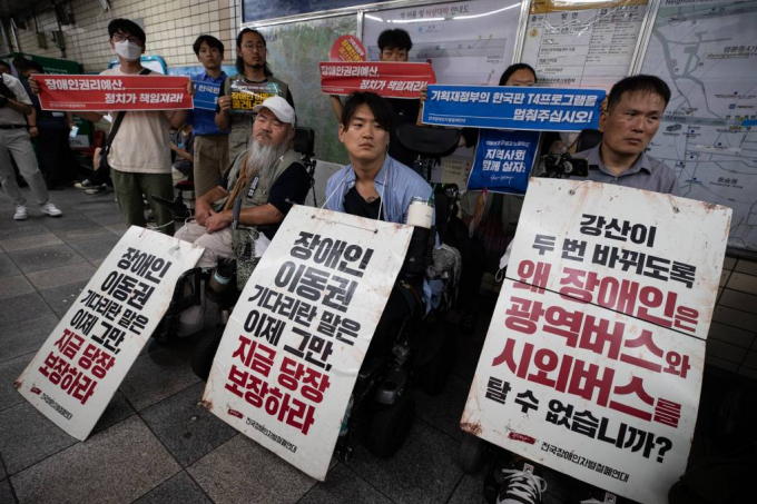 4일 박경석 전장연 대표는 장애인 특별교통수단예산이 증액되면 지하철 탑승 시위를 중단하겠다고 밝혔다. 사진은 지난 7월3일 서울지하철 4호선 혜화역 승강장에서 장애인 이동권 완전 보장 및 기획재정부의 특별교통수단 예산 편성 등을 촉구하는 전장연 활동가들. /사진= 뉴스1