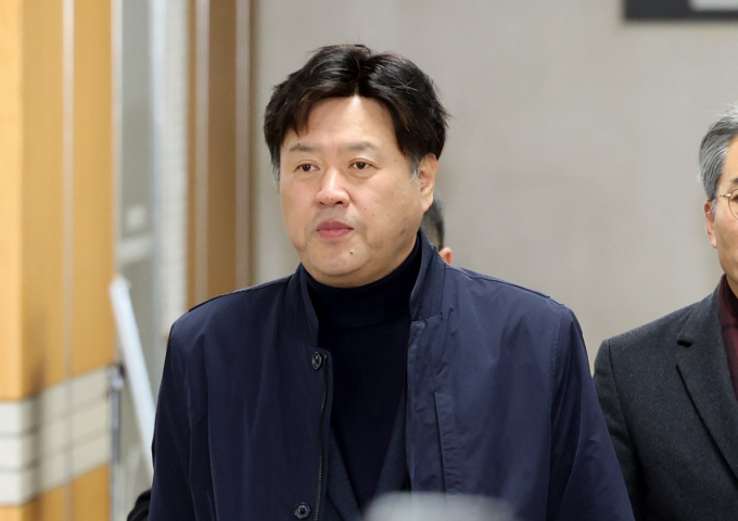 이재명 더불어민주당 대표의 불법 대선 자금을 수수한 혐의로 1심에서 징역 5년을 선고받은 김용 전 민주연구원 부원장이 항소했다. 사진은 김 전 부원장이 지난달 30일 오후 서울 서초구 서울중앙지법에서 열린 민주당 불법 대선자금 의혹 선고 공판에 출석하는 모습. /사진=뉴시스