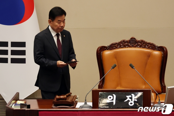 김진표 국회의장이 30일 오후 서울 여의도 국회에서 열린 제410회 국회(정기회) 제12차 본회의에서 의장석으로 이동하고 있다. 2023.11.30/뉴스1 ⓒ News1 황기선 기자