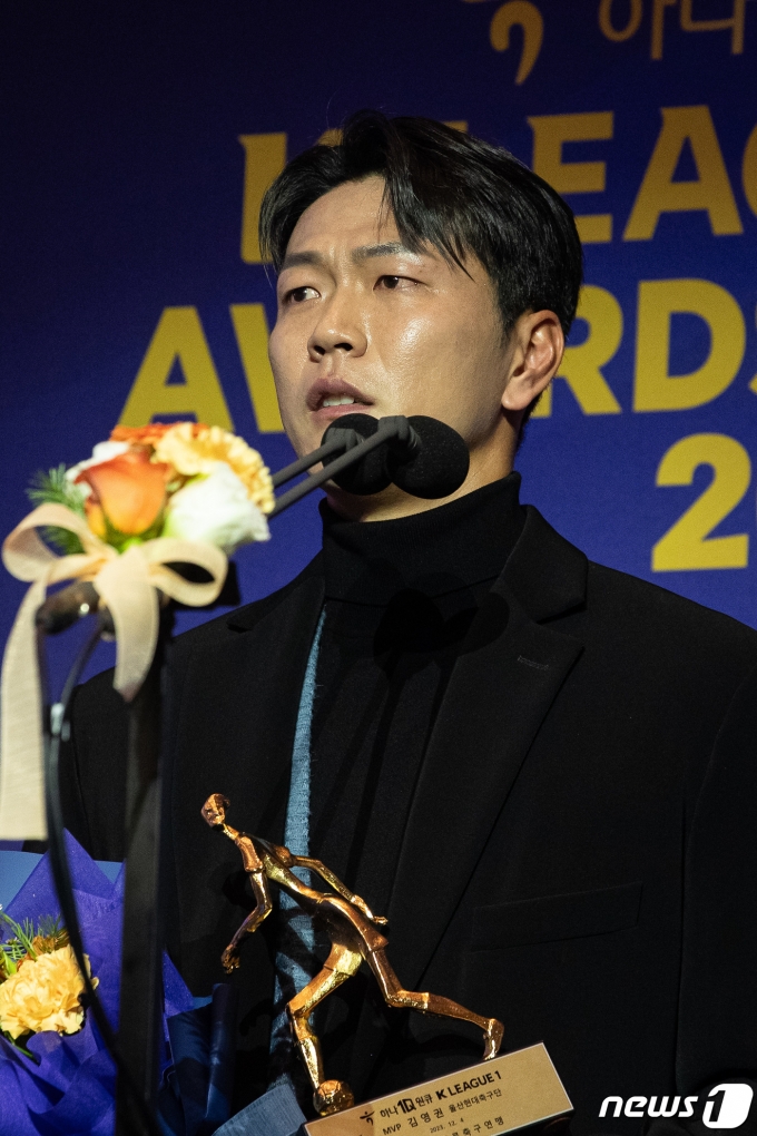 [사진] MVP 김영권, 울먹이며 수상소감 발표
