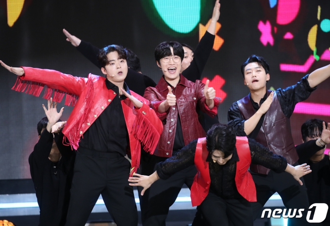 [사진] 불타는 F4, 어깨 절로 들썩이게 만드는 무대