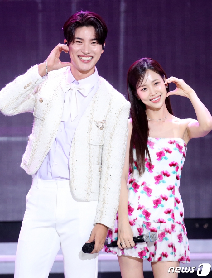 [사진] 노지훈·강예슬, 하트를 부르는 환상 무대