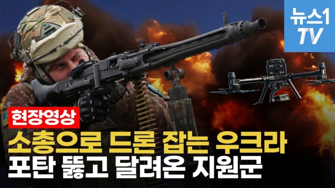 [영상] 우크라군 코앞에 떨어진 폭탄…모래 폭풍 치솟는 바흐무트 전투