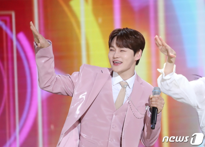 [사진] 박서진, 핑크빛 무대