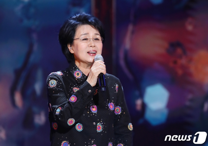 [사진] 심수봉, 마음을 움직이는 노래 선물