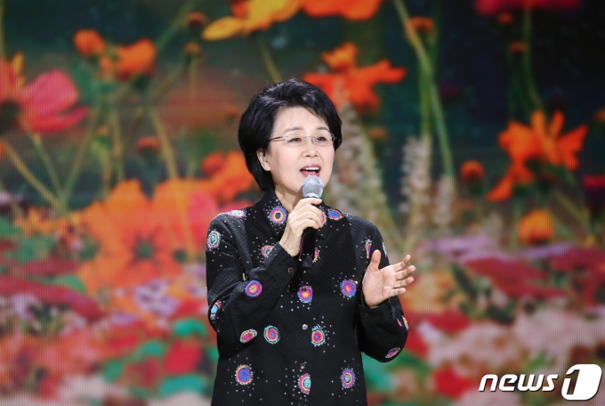 [사진] 심수봉, 꽃 향기 나는 무대