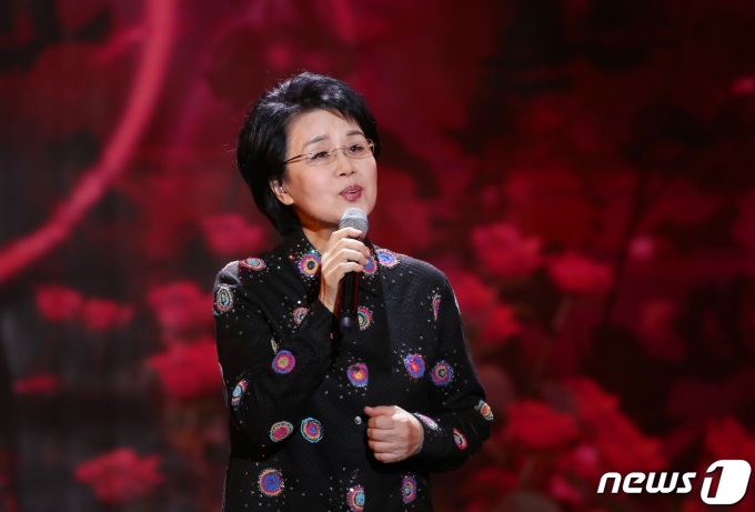 [사진] 심수봉, 백만송의 장미