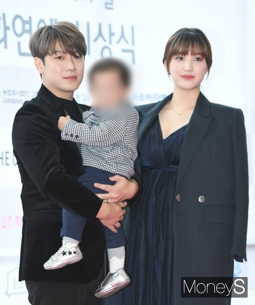  '아이돌 부부'로 이목을 끌었던 밴드 FT아일랜드의 드러머 최민환과 걸그룹 라붐 출신 율희가 결혼 5년 만에 파경을 맞았다. 사진은 지난 2019년 11월 서울 강남구 삼성동 코엑스 오디토리움에서 열린 '제24회 소비자의 날, 문화연예 시상식'에 참석한 최민환과 율희. /사진=장동규 기자