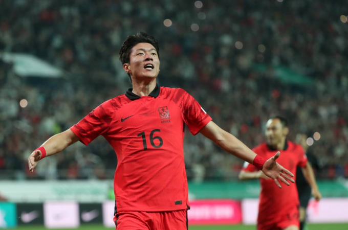불법촬영 혐의를 받고 있는 축구선수 황의조가 또 다른 여성을 불법 녹화한 정황이 드러나 경찰이 추가 수사에 나섰다. 사진은 지난 10월13일  오후 서울 마포구 서울월드컵경기장에서 열린 하나은행 초청 축구 국가대표 평가전 대한민국과 튀니지의 경기, 골을 넣고 기뻐하는 황의조. /사진= 뉴시스