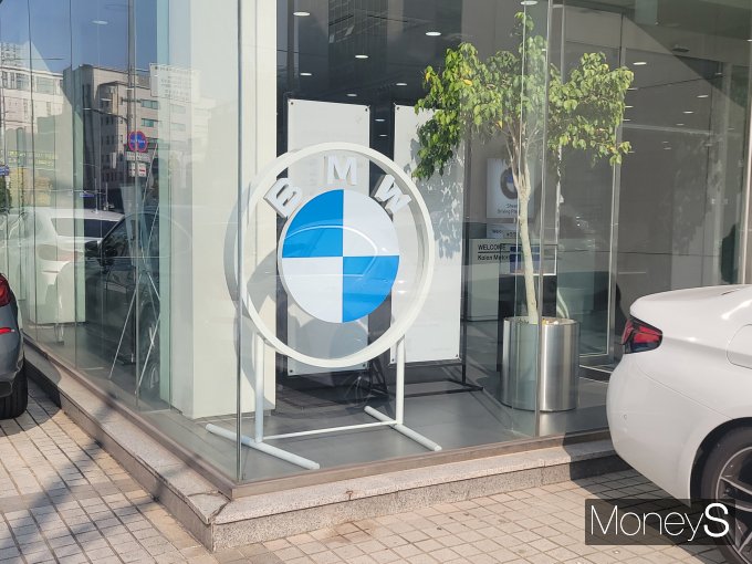 벤츠와 BMW가 올해 막판까지 치열한 판매량 경쟁을 벌이고 있다. 사진은 서울시내 한 BMW 전시장. /사진=김창성 기자