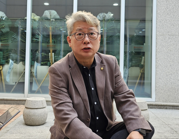 조응천 더불어민주당 의원이 지난 3일 탈당한 이상민 전 더불어민주당 의원을 비판하는 당내 인사들을 "학폭 가담자인 것 같은 느낌까지 든다"고 지적했다. 사진은 조 의원이 지난달 23일 대구에서 취재진과 만나 여야의 내년 총선과 관련해 발언하고 있는 모습. /사진=뉴스1