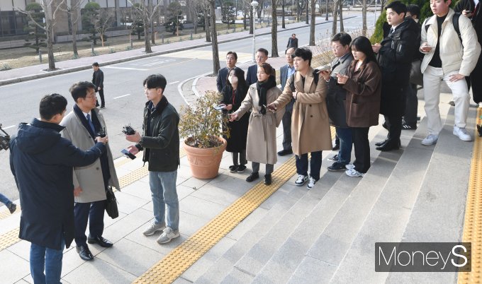 [머니S포토] 첫 출근하며 취재진 질문에 답하는 박상우 후보자