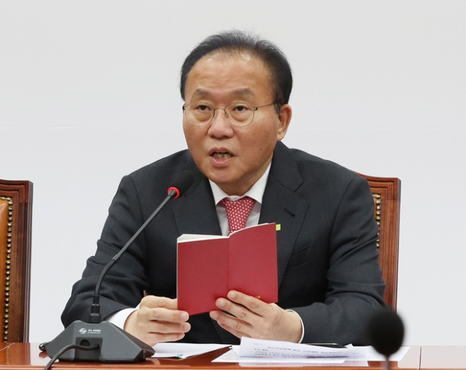 윤재옥 국민의힘 원내대표가 더불어민주당이 추진 중인 김건희 여사의 주가조작 의혹·일명 '대장동 50억 클럽'에 대한 특검 도입안 '쌍특검' 법안과 양평고속도로 특혜 의혹, 해병대 채모 상병 사망 사건, 오송지하차도 참사 사건 등 국정조사 3건에 대해 "결코 응하지 않을 것"이라고 밝혔다. 사진은 5일 서울 여의도 국회에서 열린 원내대책회의에서 발언을 하는 윤 원내대표의 모습. /사진=뉴스1