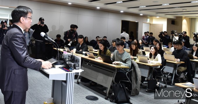 [머니S포토] 최상목 부총리 후보자, 취재진 만나 지명 소감 발표