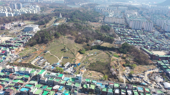 5일 광주중앙공원1지구 민간공원특례사업에 투자한 부동산 개발회사 한양이 새로 사업권을 획득한 롯데건설에 대해 불법 주식 탈취를 주장하는 기자회견을 열 예정인 가운데 롯데건설 측은 이 같은 한양의 주장을 반박하며 맞서고 있다./사진 제공=광주광역시
