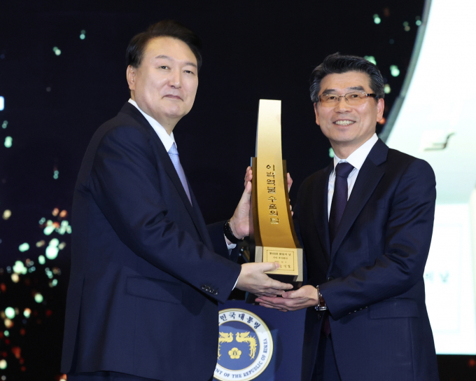 기아가 5일 열린 제60회 무역의 날 기념식에서 200억달러 '수출의 탑'을 탔다. 사진은 윤석열(왼쪽) 대통령이 송호성 기아 사장에게 수출의 탑을 수여하는 모습. /사진=뉴시스