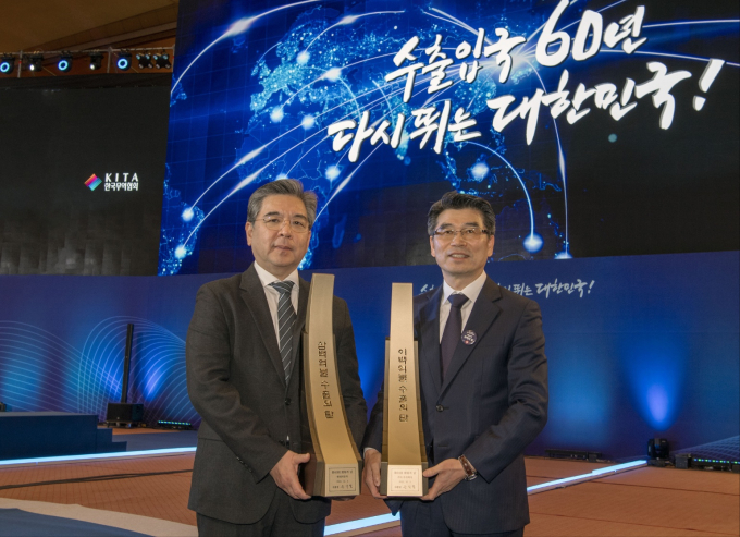 장재훈(왼쪽) 현대차 사장과 송호성 기아 사장이 5일 열린 제60회 무역의 날 기념식에서 각각 300억달러, 200억달러 ‘수출의 탑’을 수상했다. /사진=현대차그룹