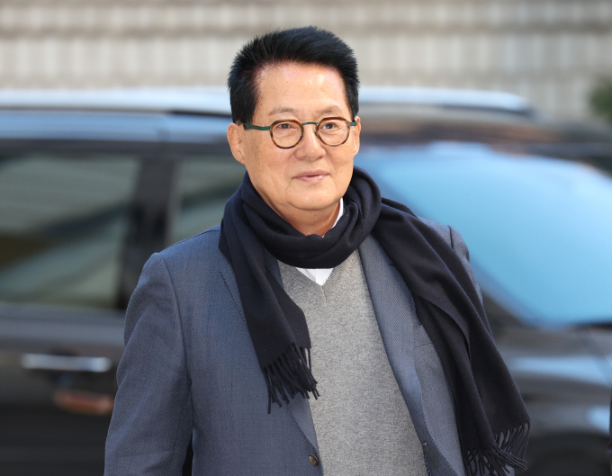 박지원 전 국가정보원장이 이낙연 전 더불어민주당 대표의 신당 창당 가능성에 대해 "이낙연 전 대표가 현재 상당히 독한 말을 하면서 신당 창당을 비치지만 하지 못할 거다. 해서도 안 되고"라고 밝혔다. 사진은 박 전 원장이 지난달 24일 서울 서초구 서울중앙지법에서 열린 '서해 피격 사건 은폐 시도 및 월북몰이 혐의' 관련 14차 공판에 출석하고 있는 모습. /사진=뉴시스