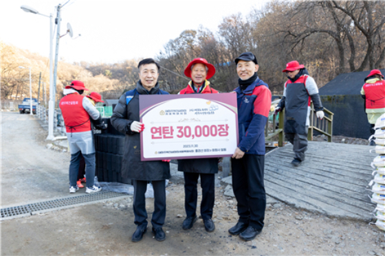 왼쪽부터 전성수 서초구청장, 홍경선 대한주택건설협회 서울특별시회장, 원기준 따듯한한반도사랑의연탄나눔운동본부 사무총장. /사진제공=대한주택건설협회 서울특별시