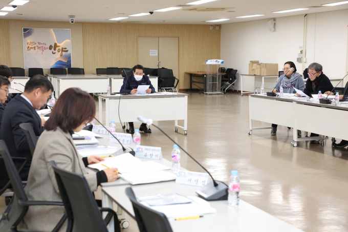 최대호 안양시장은 지난 4일 오후 시청 3층 상황실에서 '지속가능발전 기본전략 및 추진계획 수립 용역' 최종보고회를 열고 "모든 정책에 지속가능발전목표를 반영해 안양시를 지속 가능하고 안전한 도시, 미래세대를 위한 행복한 도시로 만들 것"이라고 밝혔다. / 사진제공=안양시
