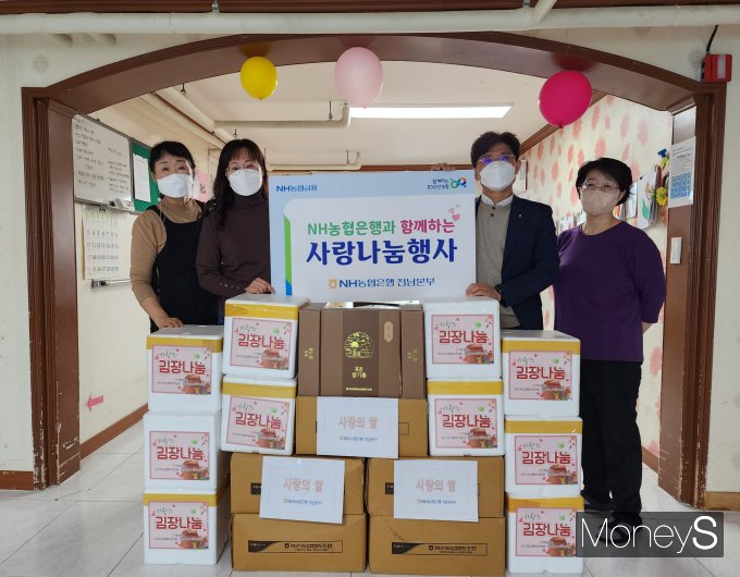 NH농협은행 전남본부는 5일 무안군 지역 노인 요양복지시설인 현대실버빌을 방문해 300만원 상당의 생필품을 전달햇다/사진=농협전남본부 제공.