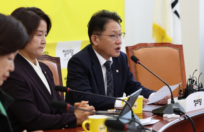 정의당이 선거연합신당 구성을 제안했다. 사진은  배진교 정의당 원내대표가 5일 오전 서울 여의도 국회에서 열린 의원총회에서 발언하고 있는 모습. /사진=뉴시스