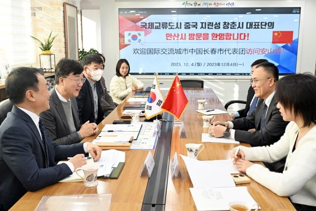 4일 안산시가 중국 창춘시의 단화욱 외사판공실 부주임을 비롯한 사절단을 맞아 수소 산업 협력을 위한 방안을 논의하고 있다. / 사진제공=안산시