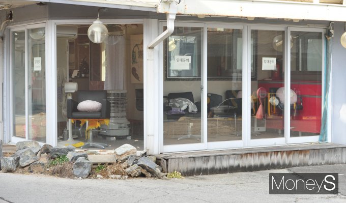 곳곳에 붙은 임대문의/사진=장동규 기자