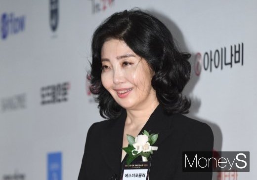가정의학과 전문의 겸 건강기능식품 업체 대표 여에스더(58)가 자신이 운영하는 온라인 쇼핑몰에서 허위·과장 광고를 했다는 의혹으로 경찰에 고발된 것에 대해 입을 열었다. 사진은 지난 2020년 10월  서울 중구 장충동 신라호텔에서 열린 '2020 올해의 브랜드 대상' 시상식에 참석한 가정의학과 전문의 출신 방송인 여에스더. /사진=장동규 기자