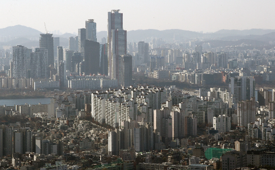 6일 한국건설산업연구원이 발표한 지난달 건설경기실사 종합실적지수(CBSI)는 73.4로 전월 대비 8.6포인트 상승한 것으로 나타났다. 통상 연말에 공사 수주가 증가하는 계절적인 영향으로 인해 지수가 상당 부분 회복되는데 이러한 기대가 반영된 결과라는 설명이다./사진=뉴스1