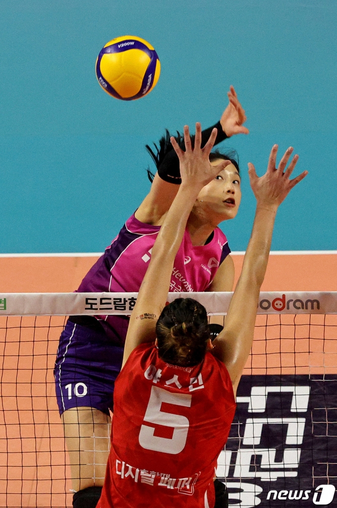 [사진] 김연경 '비틀어 때리기'