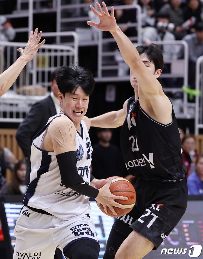 [사진] 전성현 '빈틈 찾았다'