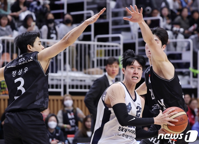 [사진] 골밑슛 시도하는 전성현