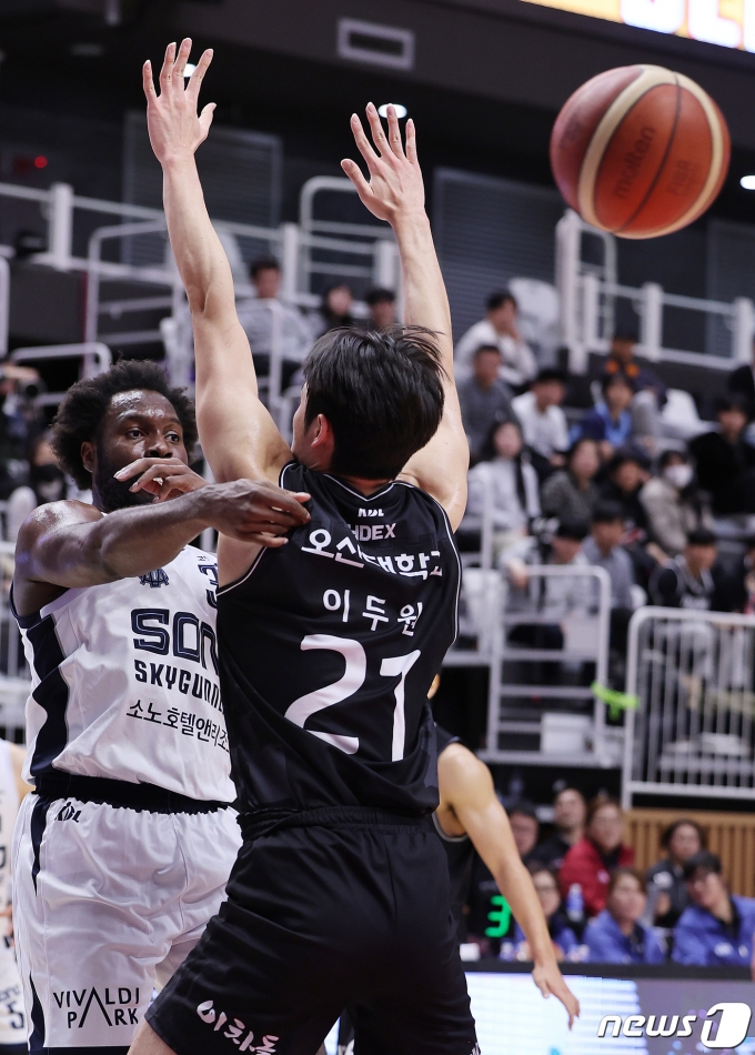 [사진] 치나누 오누아쿠 '빈틈으로 패스'