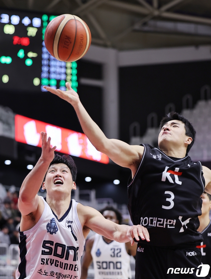 [사진] KT 정성우 '내가 먼저'