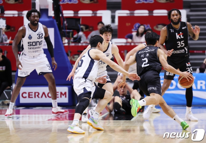 [사진] 양팀 접전 속 치열한 볼다툼
