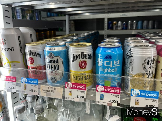 주류업계에서 다양한 캔 하이볼을 출시하고 있다. 사진은 서울 마포구 한 편의점에 캔 하이볼이 진열된 모습. /사진=박재이 기자