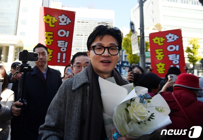 한동훈 법무부 장관이 11월21일 오전 대전광역시 한국어능력 등 사회통합프로그램 CBT 평가 대전센터 개소식에 참석하기 위해 차에서 내리자마자 지지자들로부터 환영 받고 있다. (공동취재) 2023.11.21/뉴스1 ⓒ News1 김기태 기자