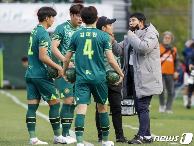 고정운 김포FC 감독과 선수단. /뉴스1 ⓒ News1 김도우 기자