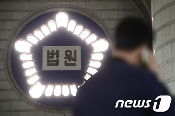 서울 서초구 중앙지방법원 로비에 법원 마크가 밝게 빛나고 있다. 2017.3.28/뉴스1 ⓒ News1 신웅수 기자