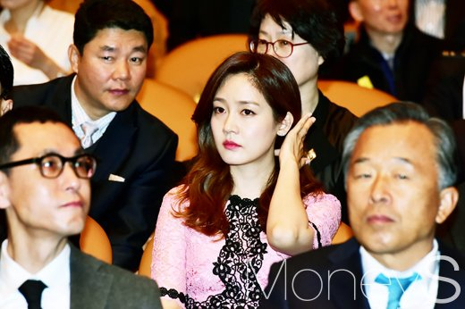 성유리의 남편이자 프로 골퍼 안성현(42)이 코인투자 명목으로 3억원의 돈을 가로채 피소됐다. 사진은 지난 2017년 삼성동 코엑스 컨벤션센터 오디토리움에서 열린' 제51회 납세자의 날' 기념식에 참석한 배우 성유리. /사진=임한별 기자
