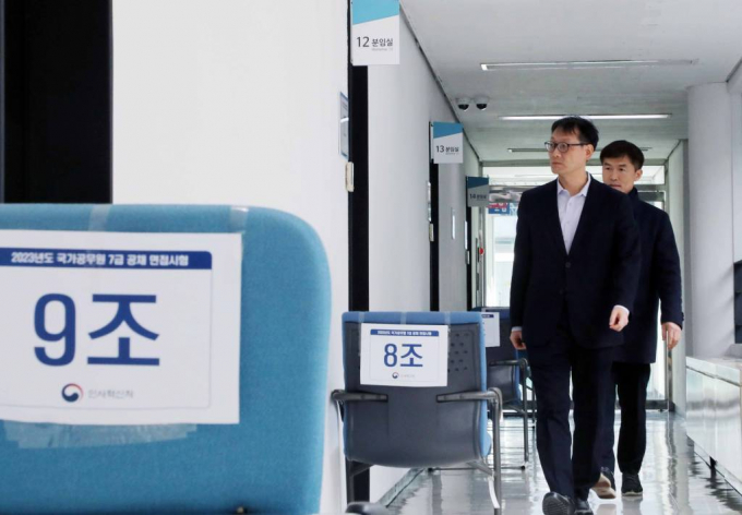 인사혁신처가 최근 발표한 '2023년도 국가공무원 7급 공개경쟁채용시험' 최종합격자는 777명으로 당초 예정된 720명보다 57명이 많다. 사진은 지난달 24일 '2023년도 국가공무원 7급 공채 면접시험'이 치러진 경기도 과천 국가공무원인재개발원을 방문해 시험 상황을 점검하는 이인호 인사혁신처 차장(왼쪽). /사진= 뉴스1