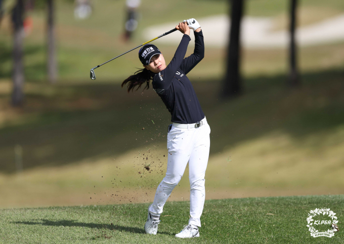 LPGA 투어 Q 시리즈 6라운드에서 단독 선두로 올라선 이소미의 KLPGA 투어 대회 경기 모습. /사진= KLPGA