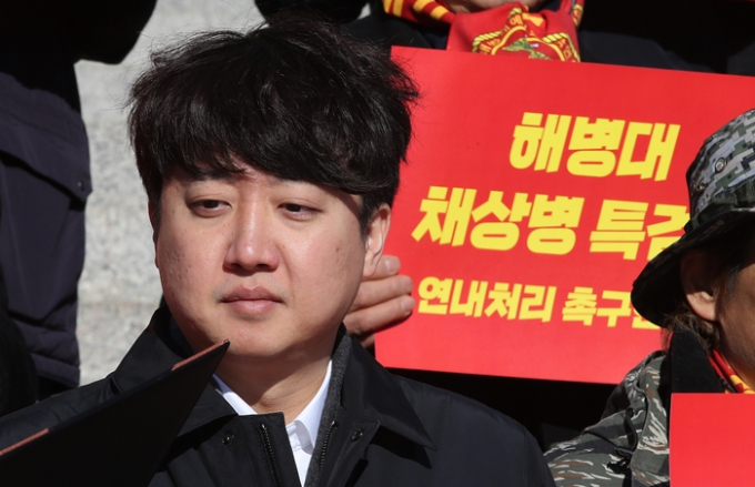 신당 창당을 추진하는 이준석 전 국민의힘 대표는 6일 탈당을 시사한 이낙연 전 국무총리에 대해 "문재인 전 대통령과의 노선과 차별화되는 부분이 있는지 들어보고 싶다"며 연대 가능성을 열어뒀다. 사진은 지난달 30일 오전 서울 여의도 국회 본관 앞에서 열린 해병대 채상병 특검법 연내 처리 촉구 기자회견을 마치고 취재진의 질문에 답하고 있는 이 전 대표의 모습. /사진=뉴스1