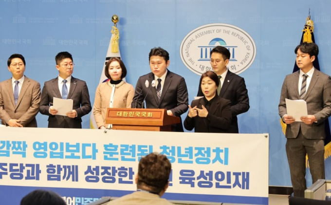 지난 5일 열린 민주당 전국청년위원회 기자회견에서 김의성 전 대통령실 행정관(가운데)이 발언을 하고 있다./사진=민주당 전국청년위원회