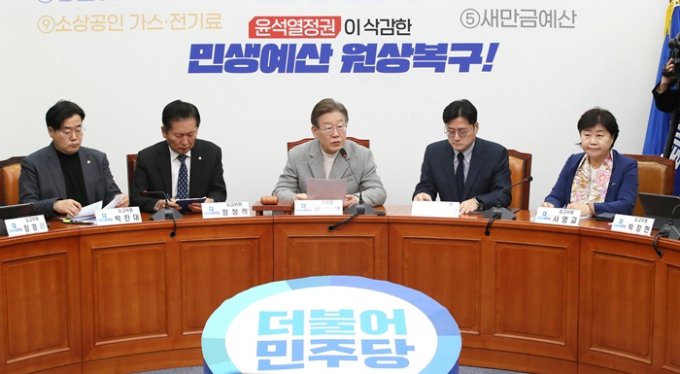 더불어민주당은 6일 후임 장관 내정자 발표 후 전광훈 목사가 주도한 보수 기독교 집회에 참석한 원희룡 국토교통부 장관을 강도높게 비판했다. 사진은 이재명 더불어민주당 대표(가운데)가 이날 오전 서울 여의도 국회에서 열린 최고위원회의에서 발언하는 모습. /사진=뉴스1